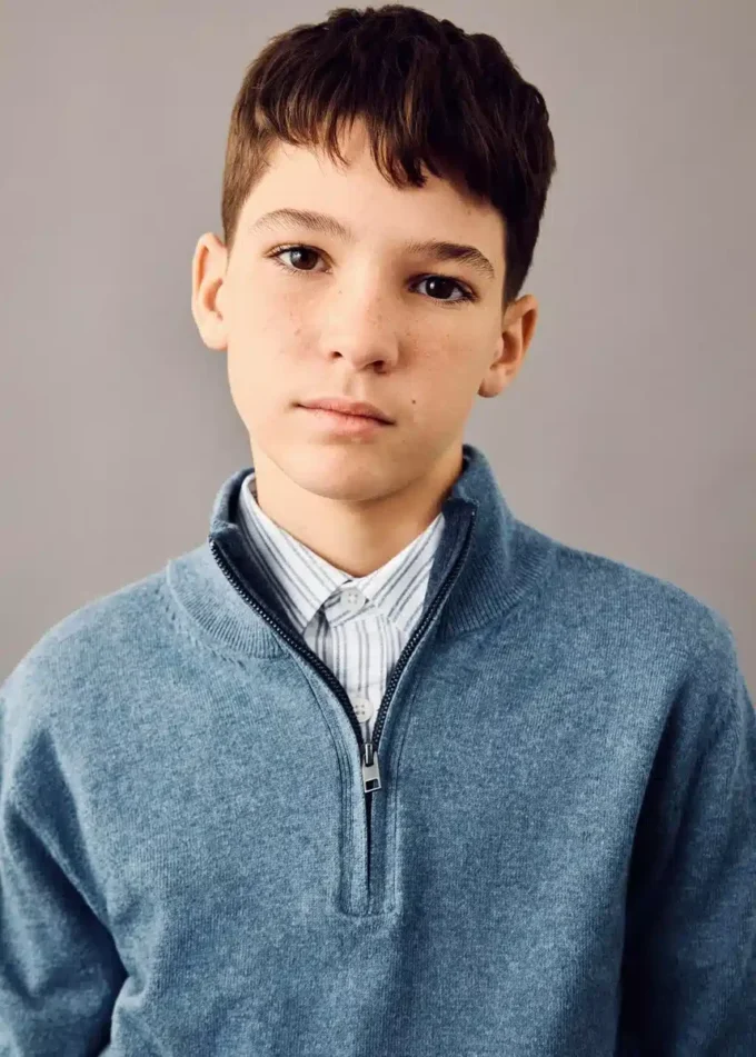 Svetr se zipem u krku Svetr se zipem u krku