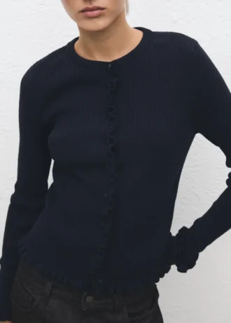 Svetr se zoubkovanými okraji