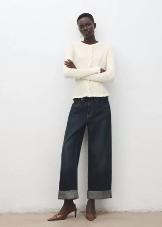 Svetr se zoubkovanými okraji