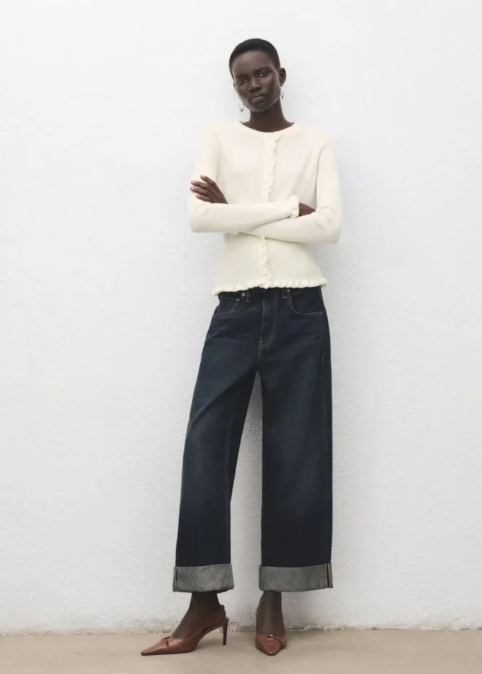 Svetr se zoubkovanými okraji Svetr se zoubkovanými okraji