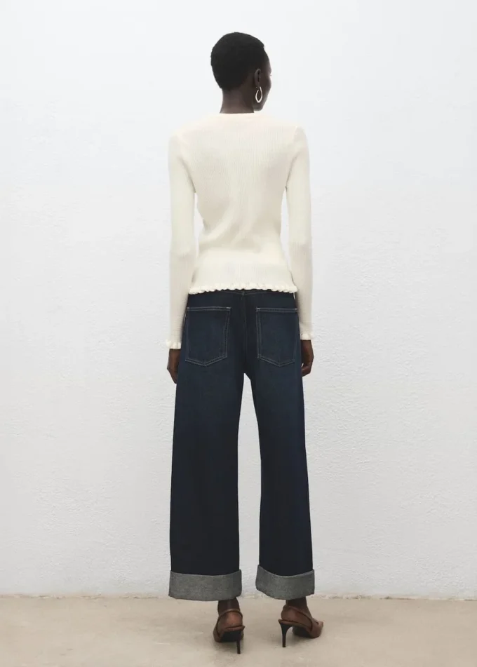 Svetr se zoubkovanými okraji Svetr se zoubkovanými okraji