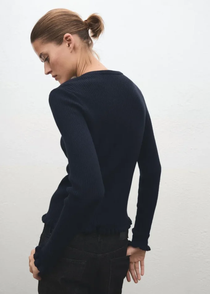 Svetr se zoubkovanými okraji Svetr se zoubkovanými okraji