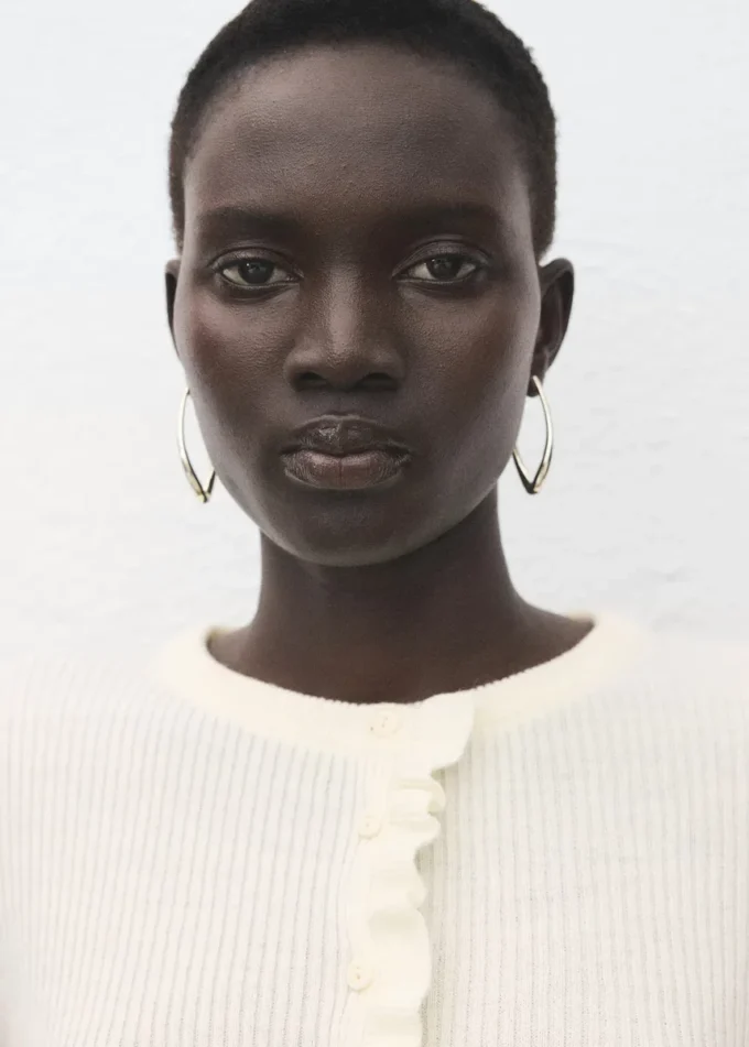 Svetr se zoubkovanými okraji Svetr se zoubkovanými okraji