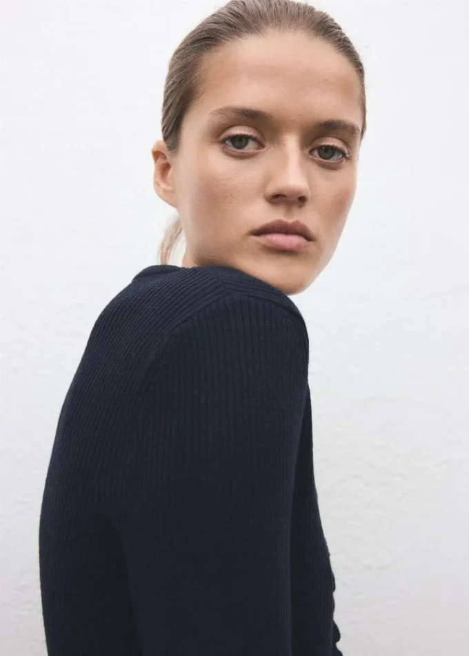 Svetr se zoubkovanými okraji Svetr se zoubkovanými okraji