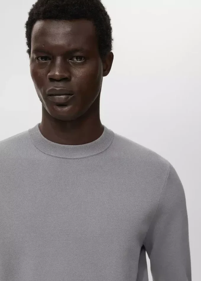 Svetr střední pleteniny s regular střihem Svetr střední pleteniny s regular střihem