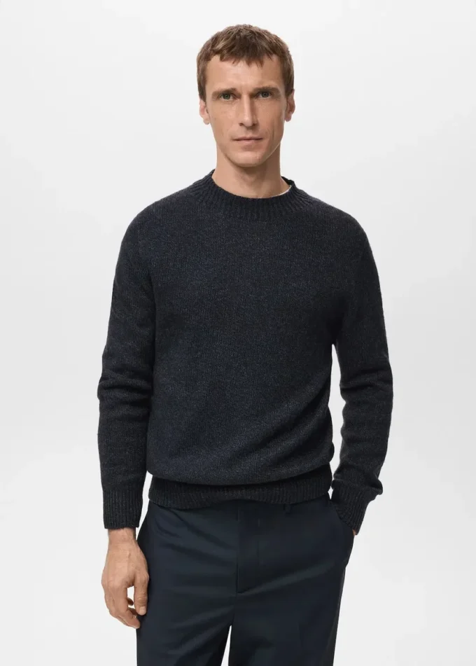 Svetr z vlněné směsi s žebrovaným výstřihem