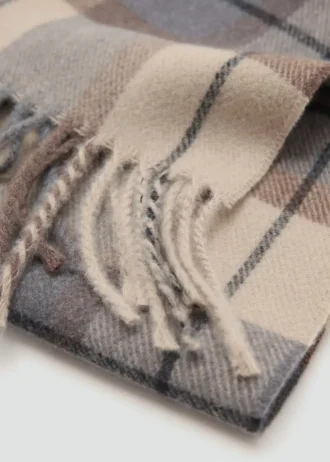 Šátek s kostkovaným vzorem a třásněmi