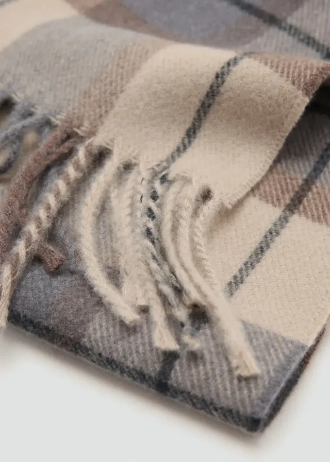 Šátek s kostkovaným vzorem a třásněmi