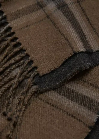 Šátek s kostkovaným vzorem a třásněmi