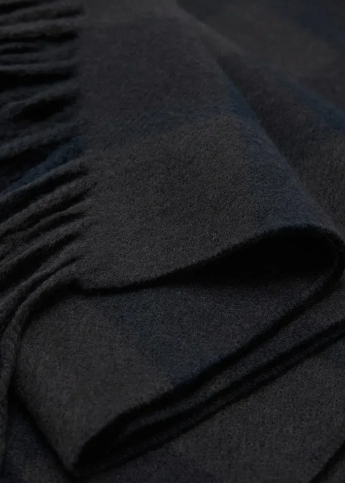 Šátek s kostkovaným vzorem a třásněmi