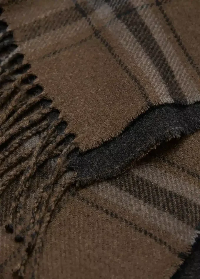 Šátek s kostkovaným vzorem a třásněmi