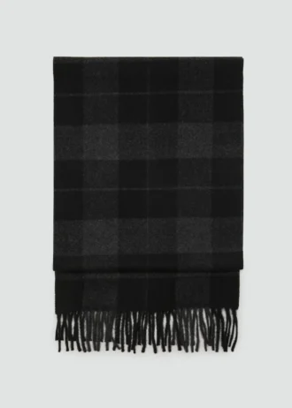 Šátek s kostkovaným vzorem a třásněmi