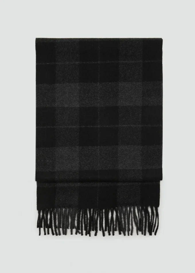 Šátek s kostkovaným vzorem a třásněmi