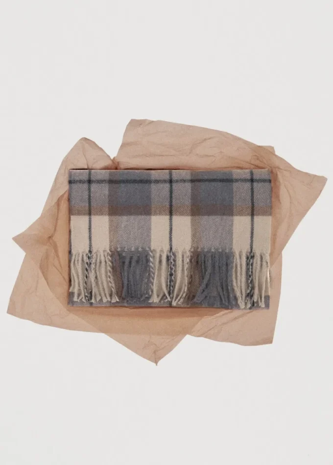 Šátek s kostkovaným vzorem a třásněmi