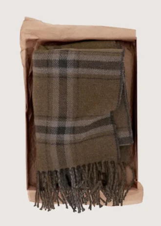 Šátek s kostkovaným vzorem a třásněmi