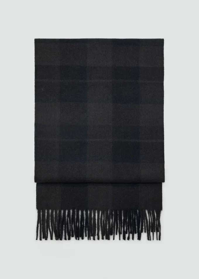 Šátek s kostkovaným vzorem a třásněmi