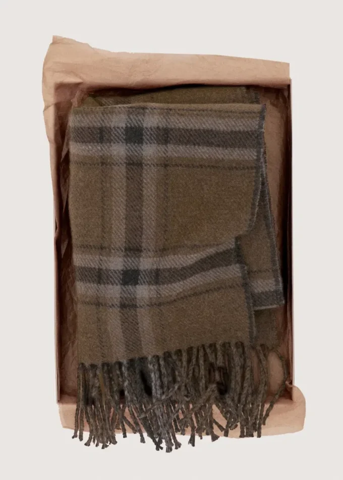 Šátek s kostkovaným vzorem a třásněmi