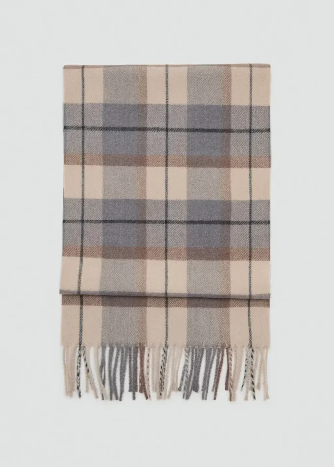 Šátek s kostkovaným vzorem a třásněmi