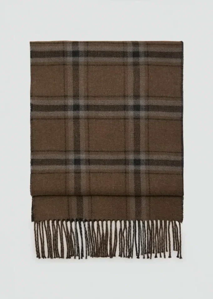 Šátek s kostkovaným vzorem a třásněmi