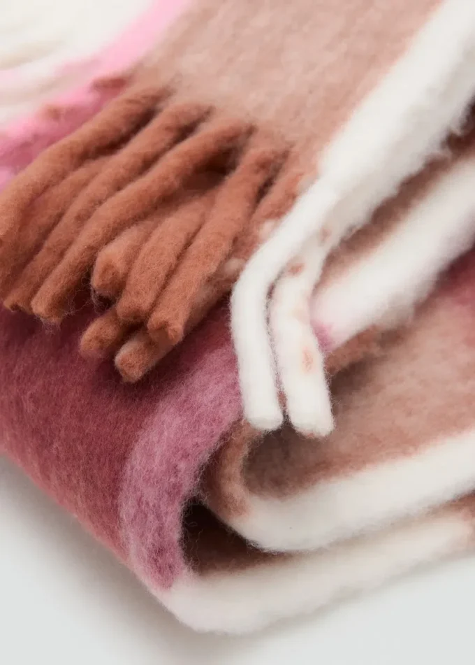 Šátek s třásněmi a kostkovaným vzorem Šátek s třásněmi a kostkovaným vzorem