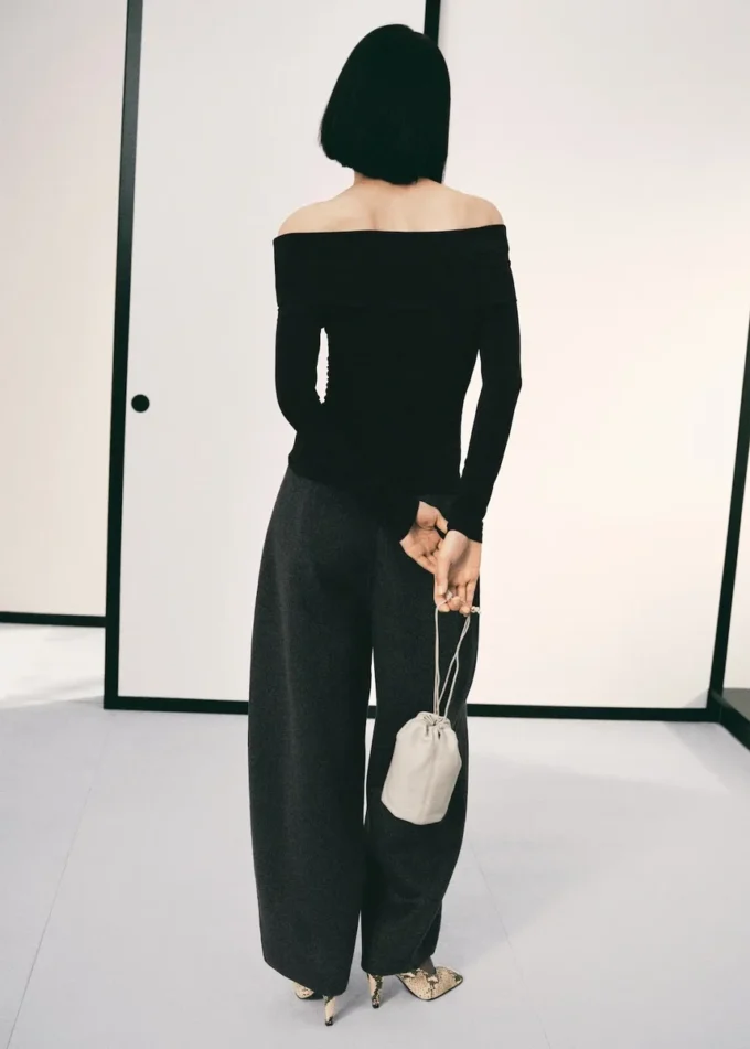 Tílko bez ramínek s kovovým detailem