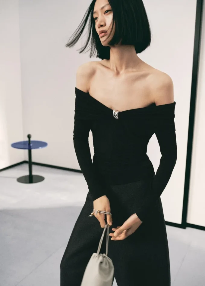 Tílko bez ramínek s kovovým detailem