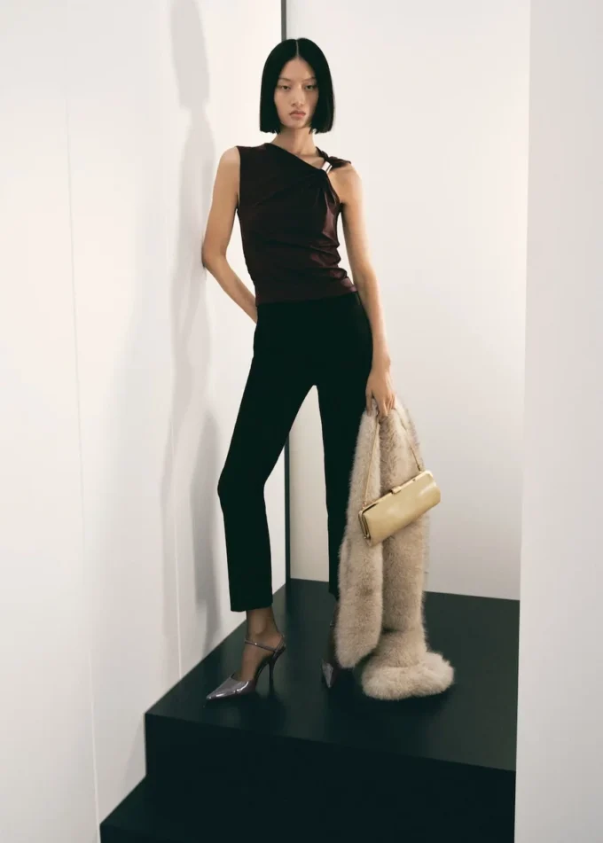 Top s asymetrickým výstřihem a kovovými detaily Top s asymetrickým výstřihem a kovovými detaily