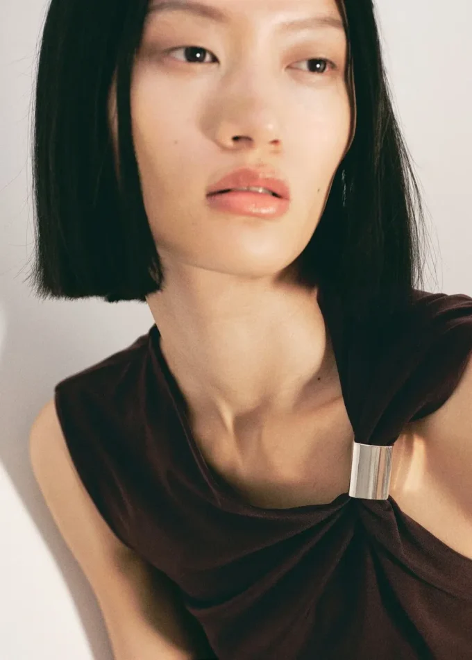 Top s asymetrickým výstřihem a kovovými detaily Top s asymetrickým výstřihem a kovovými detaily