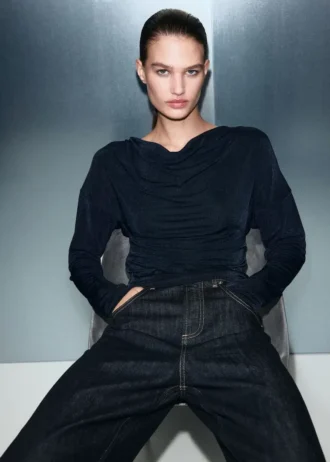 Top s drapovaným výstřihem