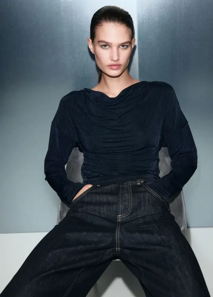 Top s drapovaným výstřihem Top s drapovaným výstřihem