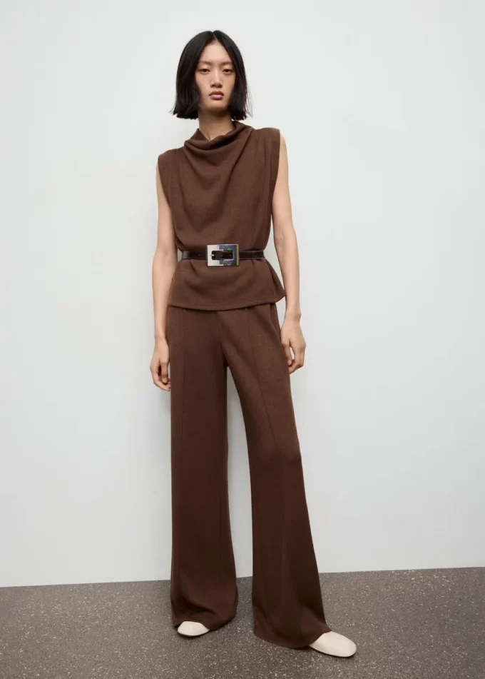 Top s drapovaným výstřihem Top s drapovaným výstřihem