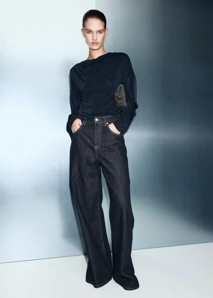 Top s drapovaným výstřihem Top s drapovaným výstřihem