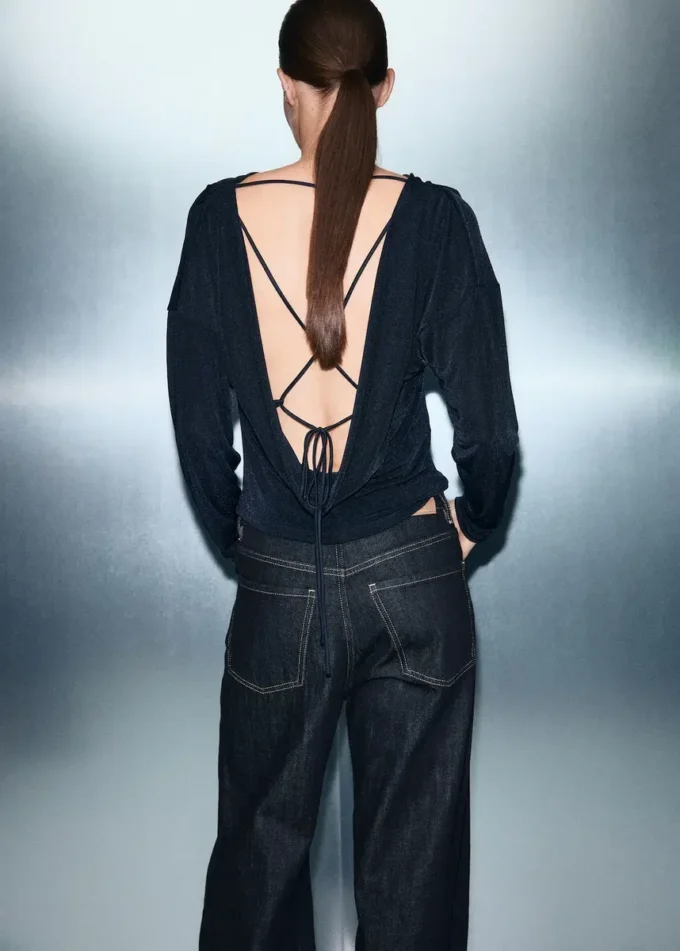 Top s drapovaným výstřihem Top s drapovaným výstřihem