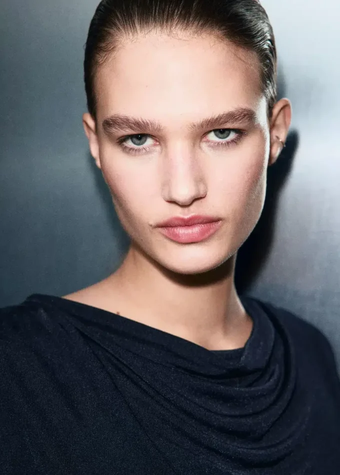 Top s drapovaným výstřihem Top s drapovaným výstřihem