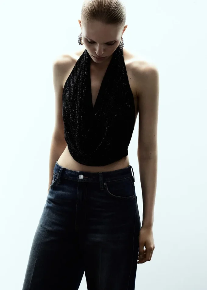 Top s drapovaným výstřihem a krystaly Top s drapovaným výstřihem a krystaly