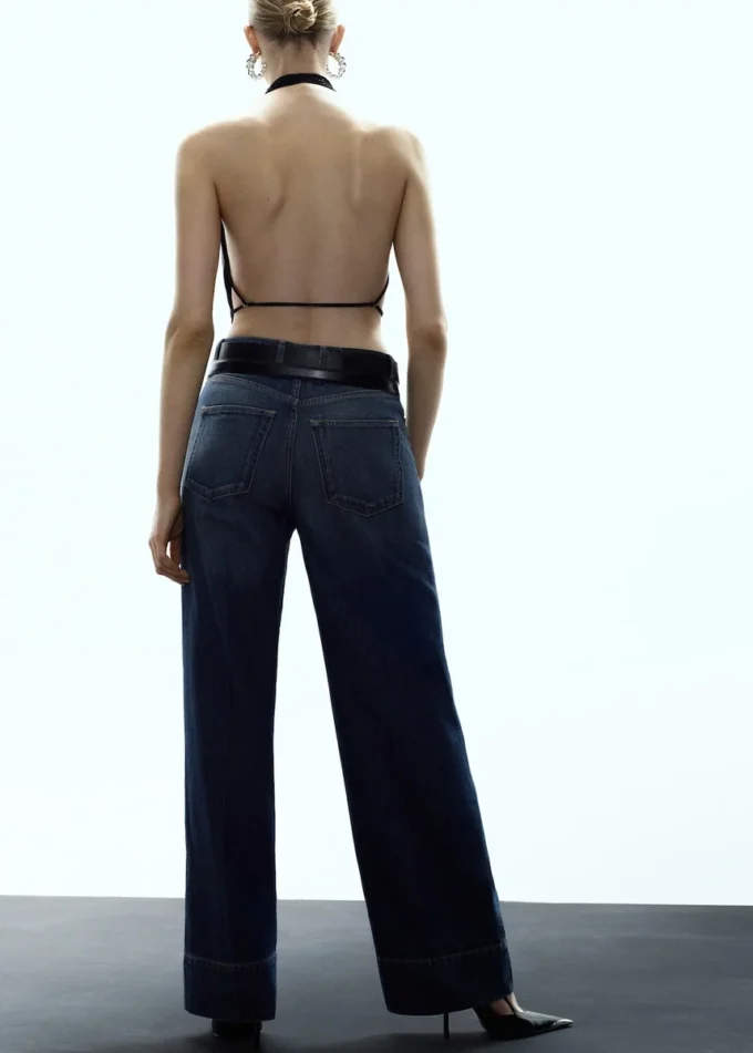 Top s drapovaným výstřihem a krystaly Top s drapovaným výstřihem a krystaly