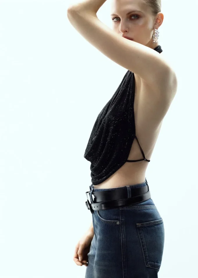 Top s drapovaným výstřihem a krystaly Top s drapovaným výstřihem a krystaly