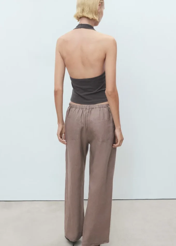 Top s halter výstřihem a kovovými aplikacemi Top s halter výstřihem a kovovými aplikacemi