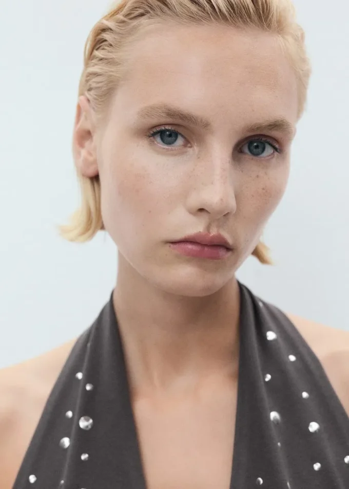 Top s halter výstřihem a kovovými aplikacemi Top s halter výstřihem a kovovými aplikacemi