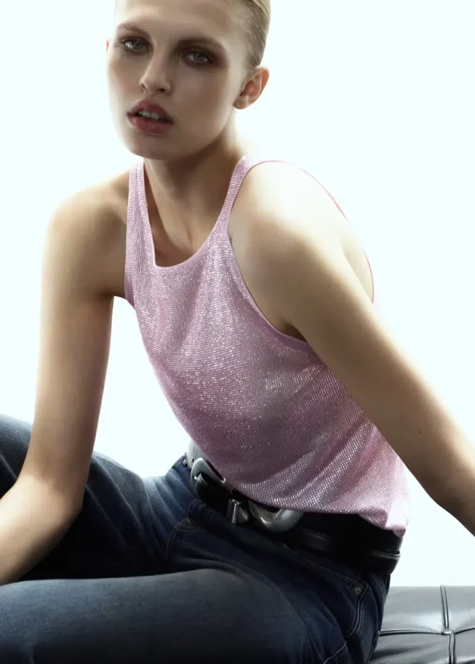 Top s halter výstřihem a krystaly Top s halter výstřihem a krystaly