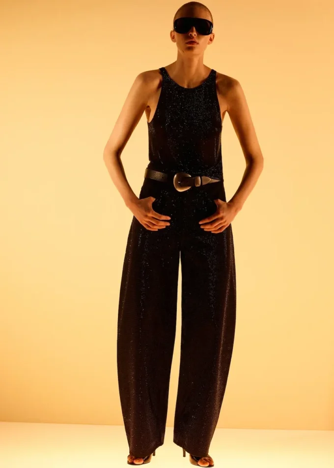 Top s halter výstřihem a krystaly Top s halter výstřihem a krystaly