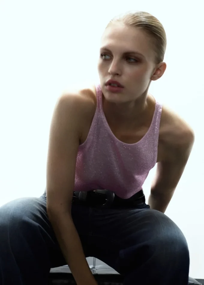 Top s halter výstřihem a krystaly Top s halter výstřihem a krystaly