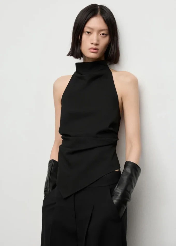 Top s halter výstřihem a otevřenými zády Top s halter výstřihem a otevřenými zády