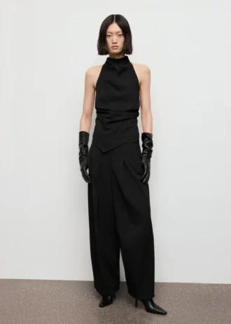 Top s halter výstřihem a otevřenými zády