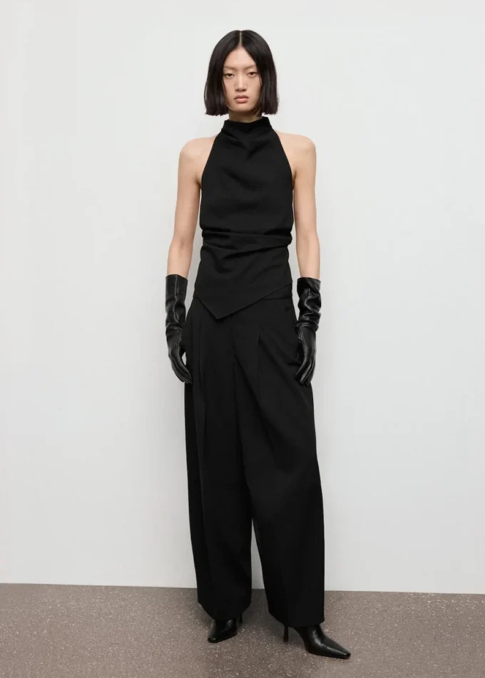 Top s halter výstřihem a otevřenými zády Top s halter výstřihem a otevřenými zády