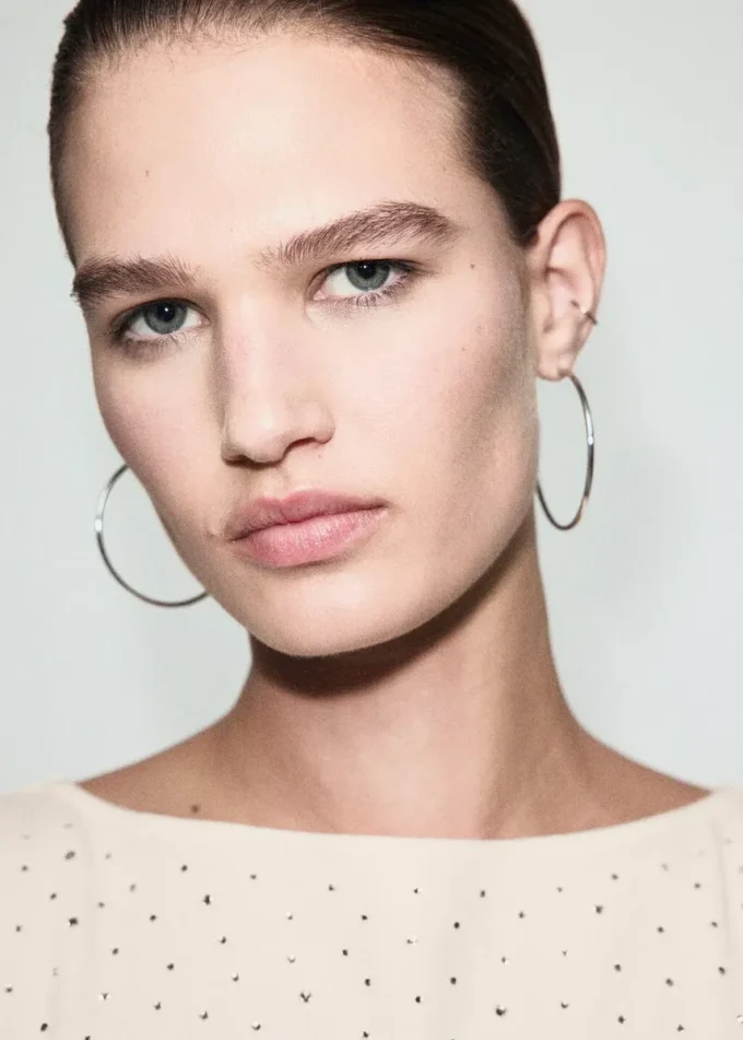 Top s lodním výstřihem a kamínky Top s lodním výstřihem a kamínky