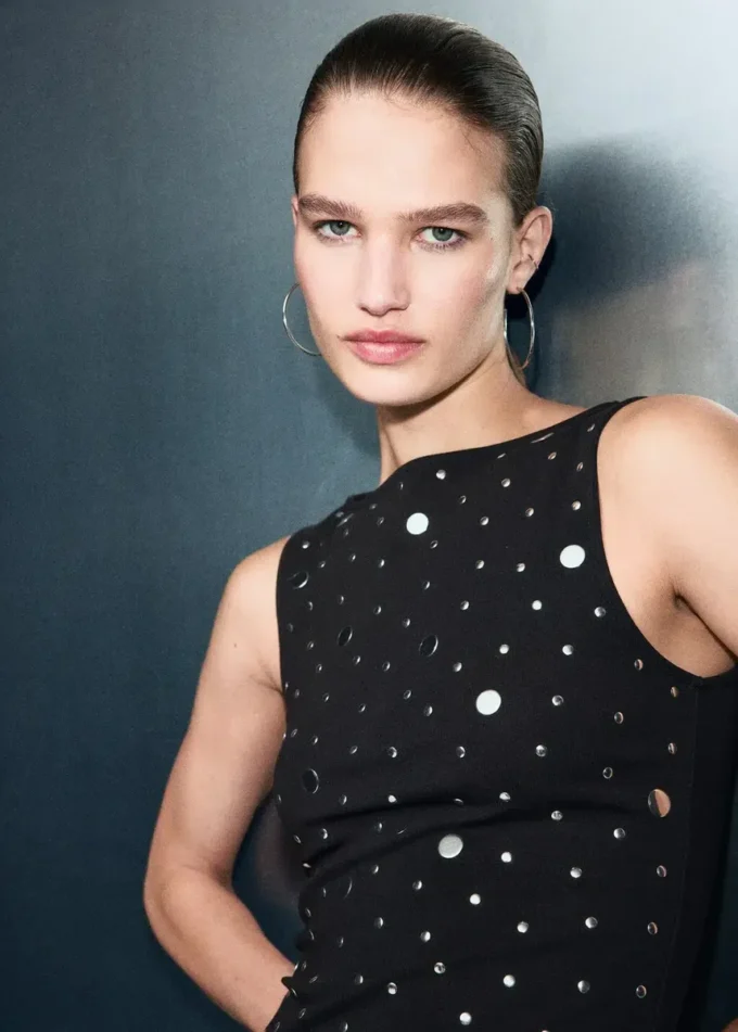 Top s lodním výstřihem a kamínky Top s lodním výstřihem a kamínky