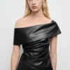 Top s odhalenými rameny z umělé kůže Top s odhalenými rameny z umělé kůže
