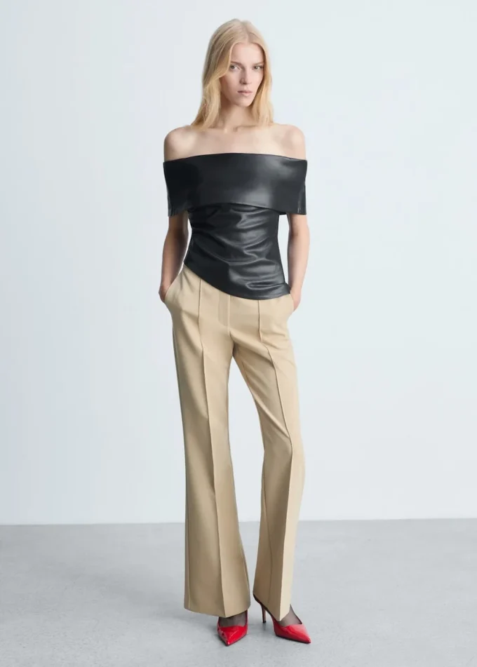 Top s odhalenými rameny z umělé kůže Top s odhalenými rameny z umělé kůže