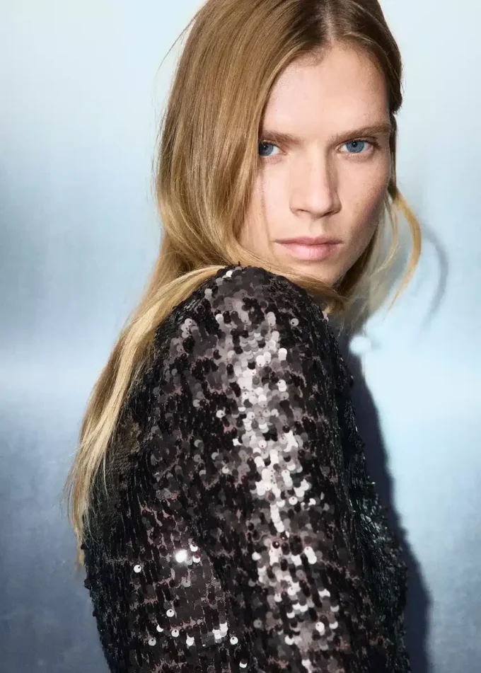 Top s rolákovými rukávy a flitry Top s rolákovými rukávy a flitry